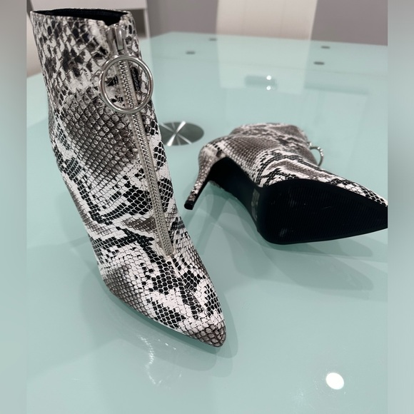 NEW VENUS Faux Python Ankle Boots Size 8.5 NWOT - Picture 2 of 5